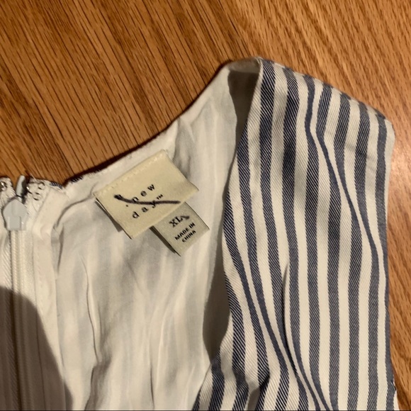 Striped Sleeveless pleated front side pocket jump - Picture 5 of 5